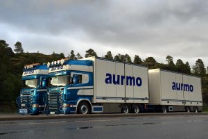 aurmo transport biler med logo